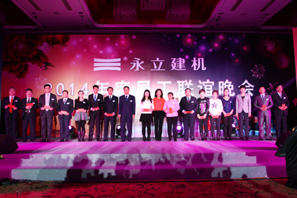 004-卓愛紅副總經(jīng)理與2014年全勤獎員工合影.jpg